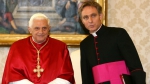 169-le-pape-benoit-xvi-et-son-secretaire-mgr-georg-ganswein-avant-une-audience-privee-avec-president-allemand-horst-koehler-au-vatican-samedi-18-novembre-2006.jpg